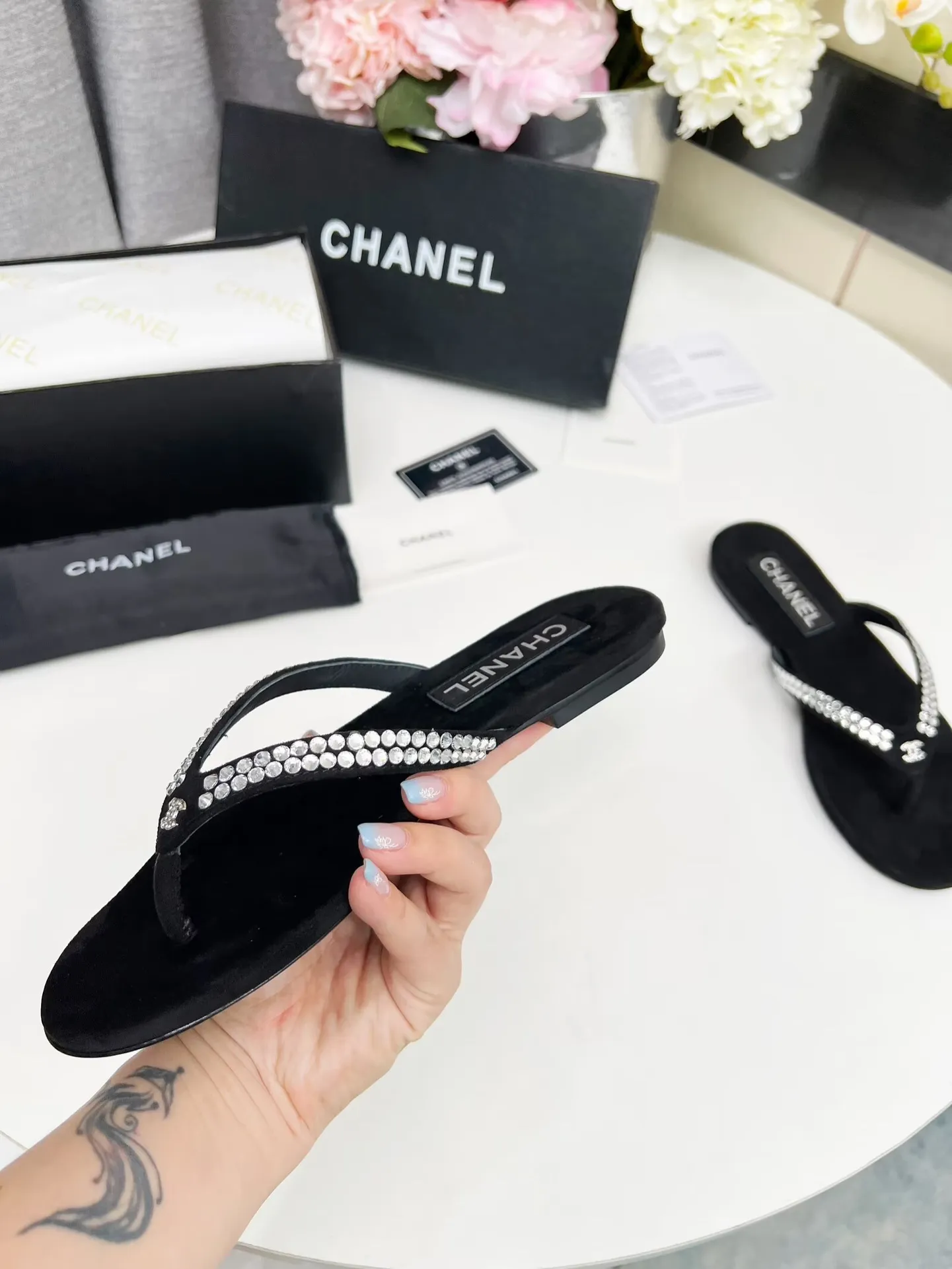 💕💕Factory direct selling price p440💕💕 Chanel new spring and summer genuine leather outsole flip-flops✅ I was really moved by this shoe when I first saw it💓 I liked it at first sight [surprised], 😊 and it has Chanel’s classic element diamond logo💎 Fabric: double-sided velvet Lining: cow lining Color: black Size: 35-41 (41 can be customized and non-returnable) Outsole: Made of genuine leather outsole Packaging: with card and cloth bag